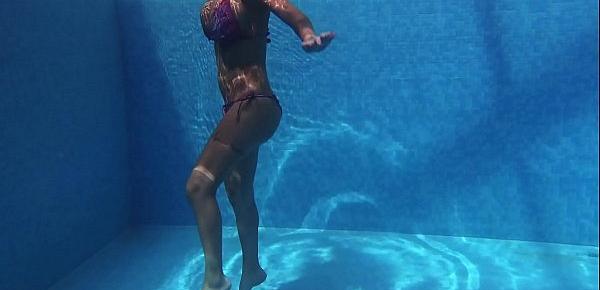 Heidi Van Horny big tits and ass underwater